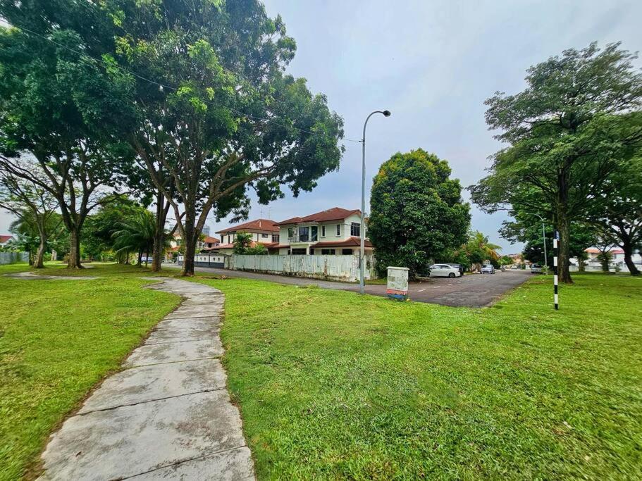 Cozy Holiday Home Karaoke Bbq Bukit Indah Jb Джохор-Бару Екстер'єр фото